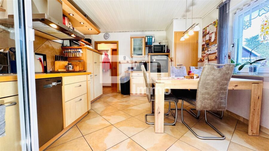 (Reserviert)!!!Umfassend saniertes Ein-/Zweifamilienhaus + Carport, PV-Anlage, Speicher, Wallbox - EG Küche mit EBK / Zugang Terrasse